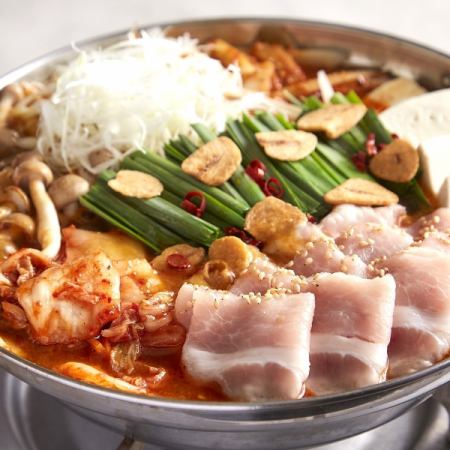 Weekends and holidays only [Lunchtime party course] The main course is "Tasty and spicy! Pork kimchi hotpot" with 2 hours of all-you-can-drink, 8 dishes total, 3,000 yen