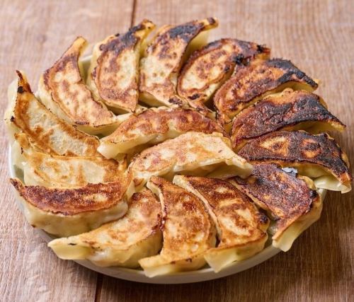 当店自慢の円盤餃子◎