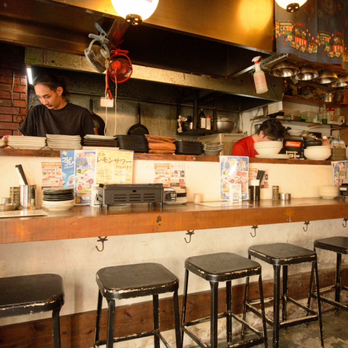 <p>Counter seats are also available in the store, so it is also recommended for single use.Please use it when you want to have a drink on the way home from work.From the open kitchen, you can see the cooking process of takoyaki and teppanyaki!</p>