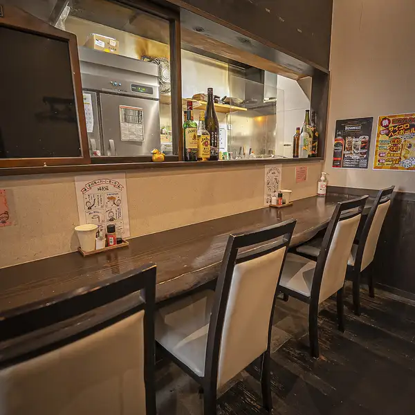 【サク飲みや一人飲みにも★カウンター席もご利用ください!】カウンター席や少人数向けのテーブル席は、一人飲みや2~3名での利用におすすめ。料理を目の前で楽しめるカウンターは、ゆったりとした時間を過ごせる空間です。落ち着いた雰囲気で、食事とお酒をじっくり堪能できます♪