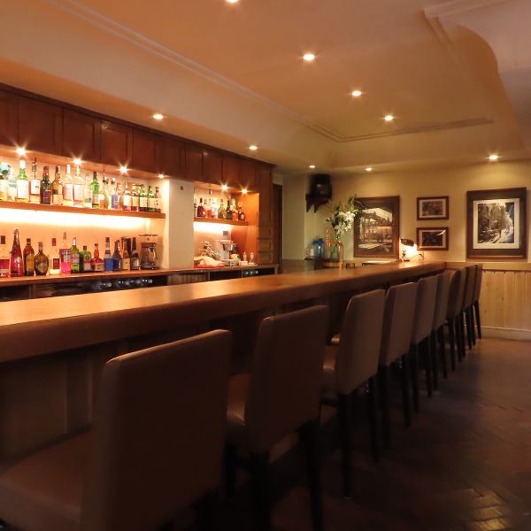 [We also have a bar counter◎] The counter seats, where you can enjoy the impressive view of the drinks lined up on the shelves in front of you, are perfect for solo diners or couples.Please feel free to drop by for a second drink or a date.