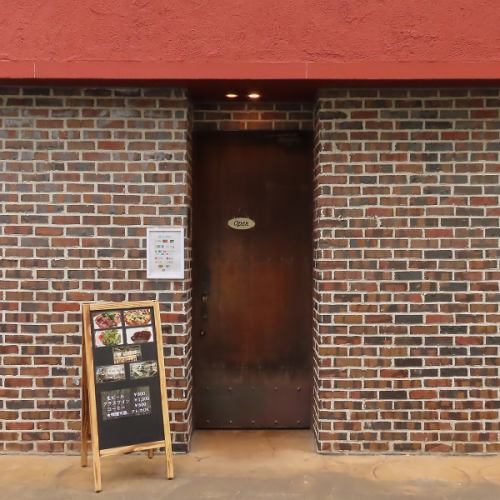 レンガ調のおしゃれな外観が魅力