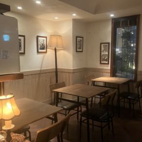 The seats are comfortable and spacious, with tables and chairs.The cushioned seat and backrest are comfortable, allowing you to relax for long periods of time.