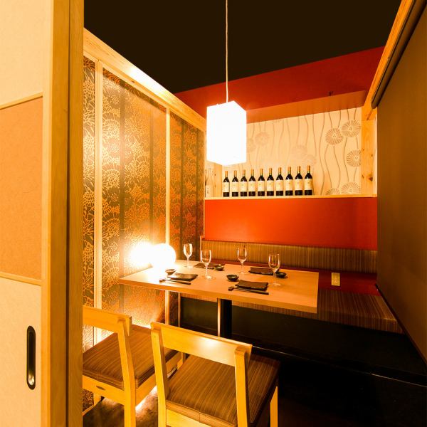 落ち着いた和の雰囲気が漂う店内には、人数に合わせて使える個室を多数ご用意しております。会社宴会や同窓会、季節の集まりなど、周りを気にせずゆっくり楽しみたい場面に最適。掘りごたつやテーブル席などバリエーションも豊富で、料理の提供ペースやドリンクのサーブもストレスなく進むようスタッフが丁寧にサポート。