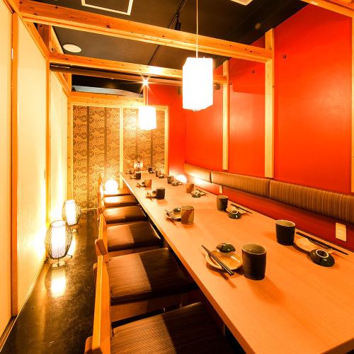 フロア貸切や店舗貸切にも対応しており、歓送迎会や打ち上げなど大人数の集まりでもゆったり利用できます。席配置や導線調整がしやすく、進行がスムーズなのも魅力。完全個室中心の造りで周りを気にせず盛り上がれます。名物料理を楽しめるコースも豊富で、貸切ならではの一体感が味わえます。