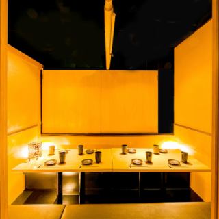 扉付きで周りの声が気にならず、落ち着いた照明が心地よい時間を演出。単品料理からコースまで利用しやすいメニューも揃っており、気兼ねなくゆっくり過ごしたい夜にぴったりの空間です。