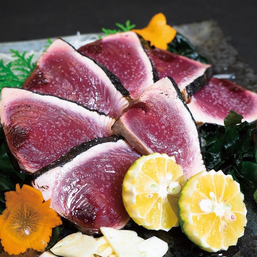 The classic "bonito tataki" and "bonito sashimi" made from Kochi prefecture bonito are also available.
