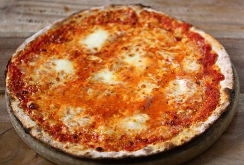 나폴리 스타일의 치즈 피자