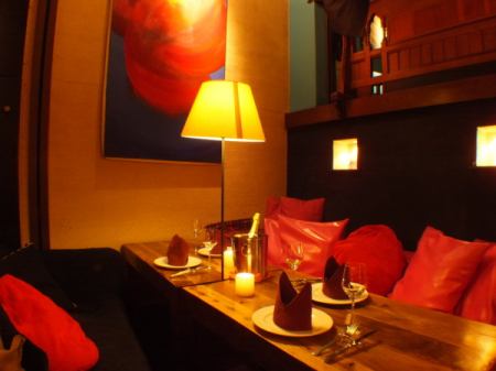 ≪2F≫令人印象深刻的红色沙发。白天和晚上显示不同的面孔。