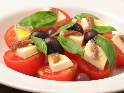 Caprese / Kumamoto tomato, mozzarella and basil salad