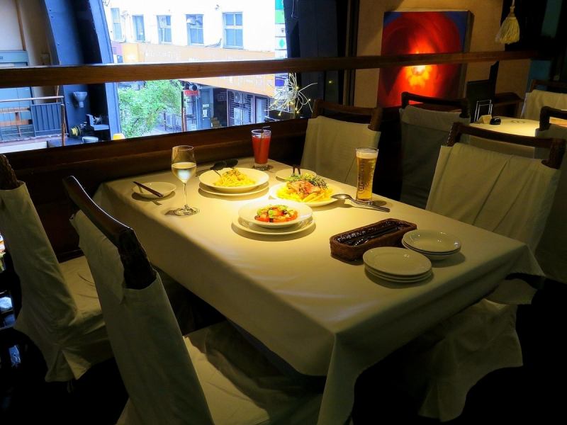 三樓是清爽的土耳其藍餐廳。優越的地理位置，可俯瞰露台座位