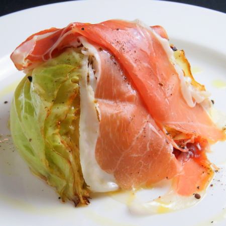 Steamed cabbage topped with prosciutto