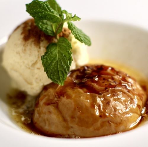 Roasted apples with vanilla gelato