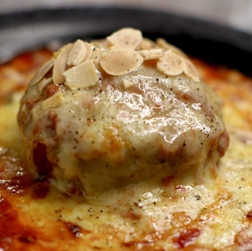 粗挽き豚とたっぷりチェダーチーズのトマト煮込みハンバーグ