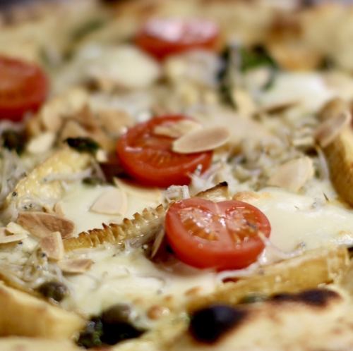 タケノコとシラス、バジルとモッツァレラのピザ