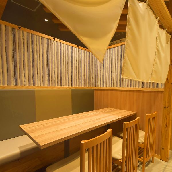 《豊田市駅×個室居酒屋》ゆったりお寛ぎ頂ける個室空間をご用意…♪宴会・飲み会や女子会などプライベート利用も大歓迎◎お料理はお刺身・焼き鳥など定番の居酒屋メニューからローストビーフ・お肉盛り合わせなど肉バルメニューまで種類豊富にご用意しております!!豊田市駅周辺でお店をお探しなら当店で☆