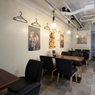 4人掛けのテーブル席が2つあり、居心地の良い空間です。家族でのご利用や友人同士のご利用におすすめの席となっております。ぜひ、みんなでワイワイ盛り上がってくださいね！