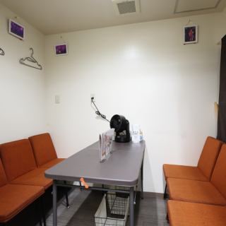 最大6名様まで利用できる個室もご用意しています。ご家族での利用や友人同士の飲み会など、様々なシーンにおすすめ♪プライベート感バッチリで、周りを気にせずゆったり過ごせます。人気のお席なので、事前予約がおすすめです！