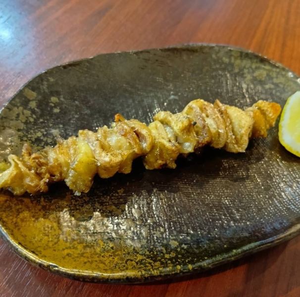 【当店に来たらまずはコレ！】人気No.1の鶏皮串はパリッと香ばしく、ジューシーな旨みが広がる自信の一本♪