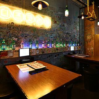 韓流サウンドが流れる店内は、現地の屋台を訪れたような親しみやすい雰囲気になっており、焼酎瓶のライトや韓国ネオンなど、照明からも本場の空気を感じられます。8名様までのグループ利用や35名様までの貸切にも対応可能です！