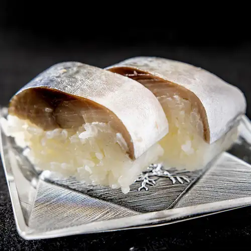 【当店オススメ◎】ワインセラーで適温保存した しっとり旨み鮮度良好の鯖寿司☆439円（税込）