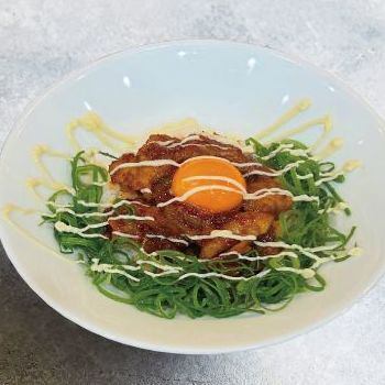 牛すじ旨辛丼