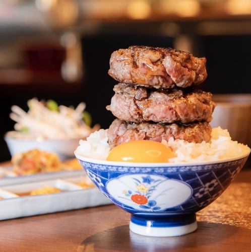 炭火で食べる国産牛100%の粗びき赤身ハンバーグ