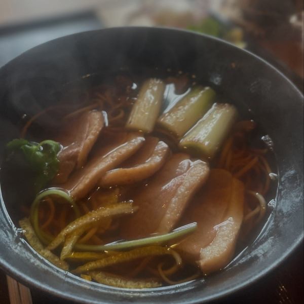 噛むたび溢れる旨味とコク!香ばしい焼きネギが引き立てる、至高の「鴨なんそば」