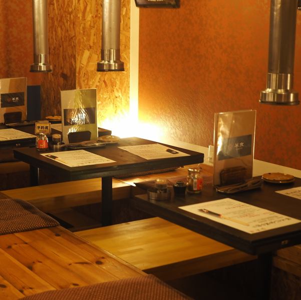 There is a dugout seat where you can relax in a Japanese modern atmosphere.It becomes a seat for 2 to 4 people and can be adjusted with a partition board.We can also accommodate the number of people according to private scenes such as family meals, entertainment, dating.Please do not hesitate to consult us!