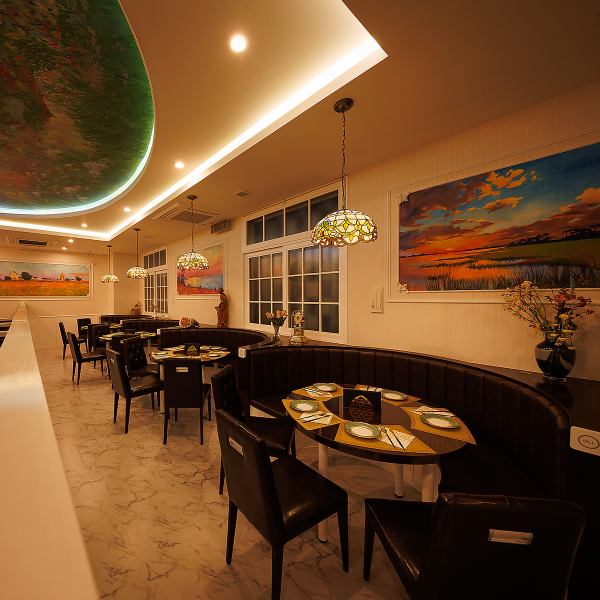 《記念日や女子会に》エレガントな幻想空間。ラグジュアリーさを感じれるようテーブルは全て大理石のデザインで統一。こだわりの内装は、落ち着きある照明だけでなく、温もりを感じれる白の色合いと質感の素材で表現。大人のプライベート感ある幻想的な空間で絵画を眺めながらロマンティックな雰囲気をお楽しみください。