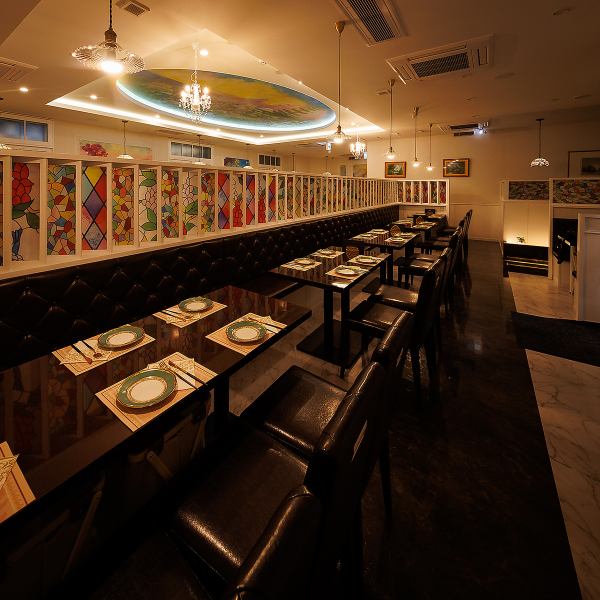 《宴会や歓送迎会に◎団体様最大60名様までご案内♪》宴会やパーティーに最適な大人数様向けの空間もご用意もございます!!人数に合わせて柔軟にご用意可能となっております。幻想的な空間で絵画を見ながら自慢の料理とワインを味わえば、どんなシーンでも盛り上がること間違い無し♪幹事様必見クーポン