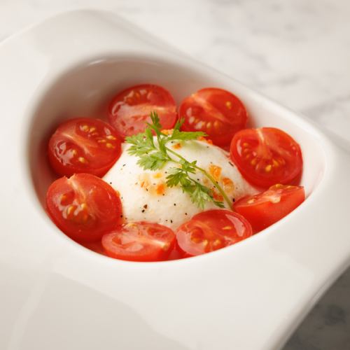 ミニトマトとブッラータチーズのカプレーゼ