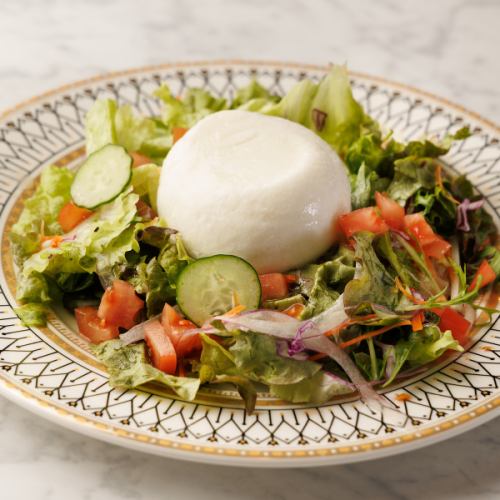 ブッラータチーズと彩りサラダ