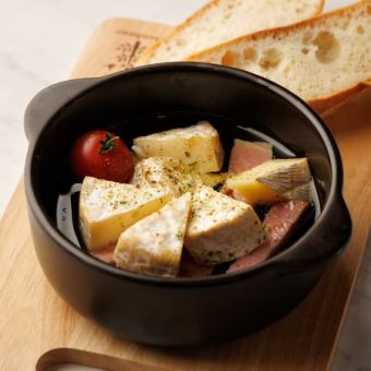 カマンベールチーズとベーコンのアヒージョ