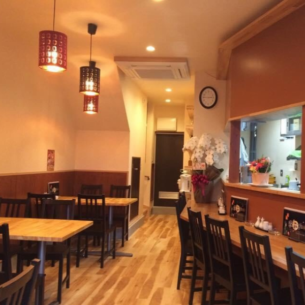 On the 1st floor, there are 6 counter seats and 3 table seats for 4 people.Singles are also very welcome! It might be nice to stop by on your way home from work and have a light drink with some Chinese food at the counter.We also offer an evening drink set that includes draft beer and two snacks such as the popular gyoza dumplings.Please feel free to visit us as if you were in an izakaya.
