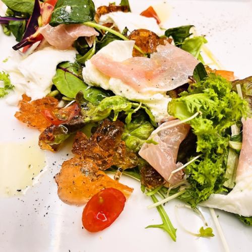 [Spring only] Salad with cherry jelly, prosciutto, and Italian buffala cheese