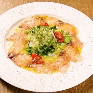 真鯛とイタリア産グランマーゾチーズのカルパッチョ