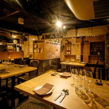 [Dining floor] Semi-basement hideaway space ☆ It is popular for being comfortable ♪ You can eat slowly at the large table seats.There is also a counter seat that is safe for one person.You can enjoy cheese while enjoying the wine recommended by the manager.