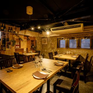 The 1F dining floor is a semi-underground hideaway space that seats up to 20 people.We also accept requests for private floors from 13 people.If you wish, please ask the staff.