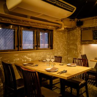 It is the best seat for small groups ♪ Relax with a large table, friends, girls' association, company friends, for various purposes! Book early!