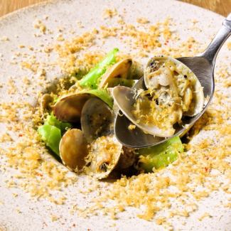 Spring cabbage and clams steamed in white wine, sprinkled with Mimolette cheese