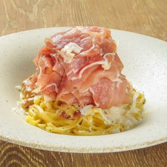 生ハムかけ放題！パルミジャーノチーズとサルシッチャのカルボナーラパスタ