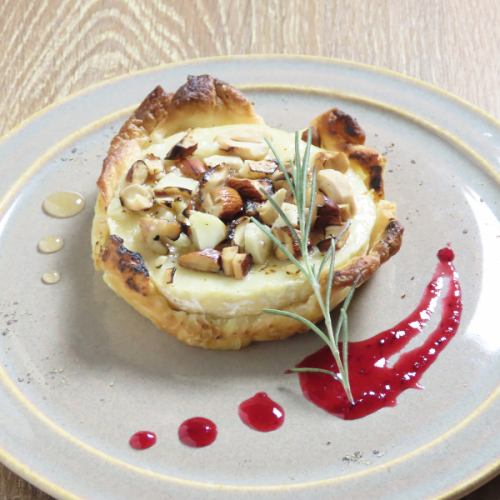 Grilled Camembert Cheese and Four Nuts Quiche with Homemade Berry Sauce