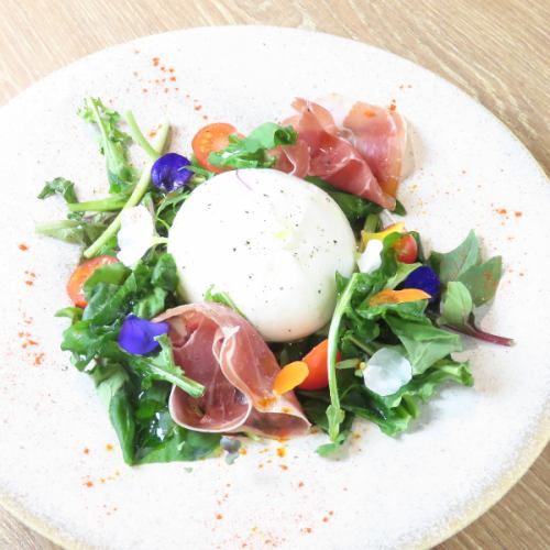 究極のフレッシュチーズ!ブッラータ~ハモンセラーノとルッコラのサラダ仕立て~