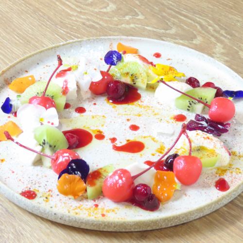 さくらんぼと水牛モッツアレラチーズのカプレーゼ