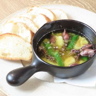 ホタルイカとスカモルツァチーズのアヒージョ