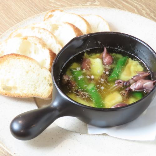 ホタルイカとスカモルツァチーズのアヒージョ