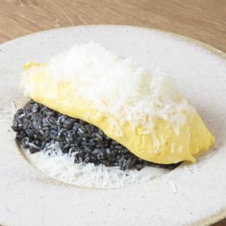 イカ墨とドライトマトのリゾット~ふわとろオムレツを添えて~