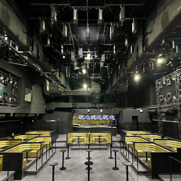 JR新宿駅または東京メトロの新宿三丁目駅からもアクセスが良い当店では1000人までの大型の予約が可能です。会社のパーティーや趣味イベントなどのほか、お誕生日パーティーなど様々なシーンでご利用いただけます。種類豊富なドリンクや中華ビュッフェを始めとしたコースのご提供も可能ですのでお気軽にご相談ください。