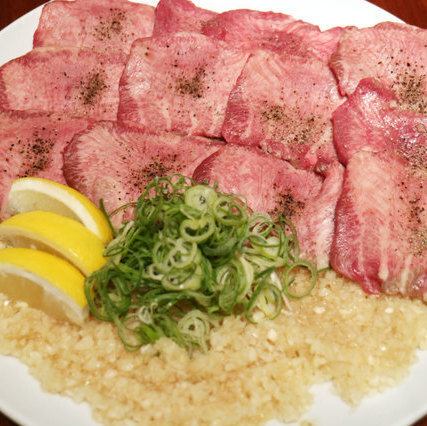 【当店人気NO.1】厚切りジューシー！がつんとニンニク薬味で味わう当店自慢の炭火焼塩タン：1650円(税込)